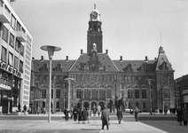 839170 Gezicht op het Stadhuis aan de Coolsingel te Rotterdam, vanaf het Stadhuisplein.